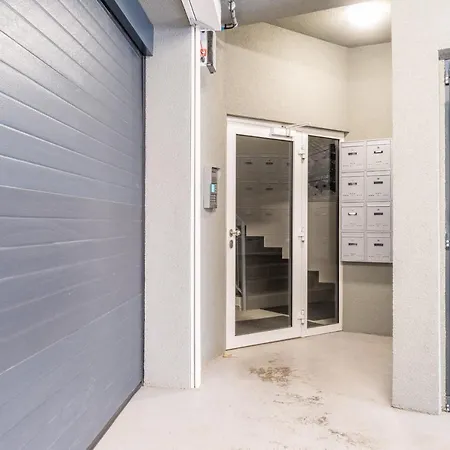 Brand New #28 In New Building With Free Parking In Center Prag
