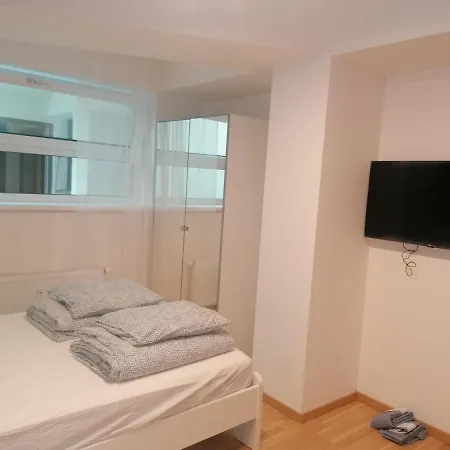 Brand New #28 In New Building With Free Parking In Center 公寓